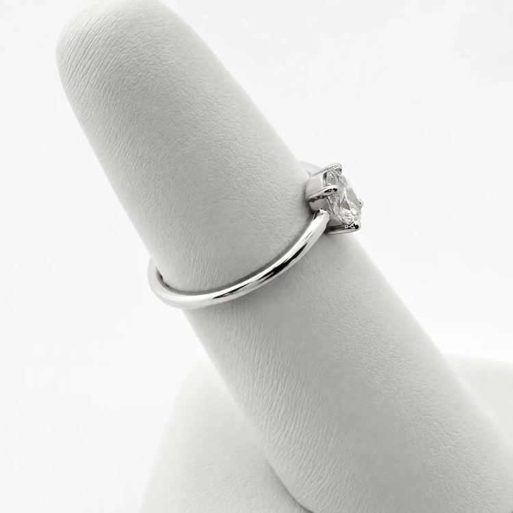 Pierścionek z białego złota 585 Diament 0,42 ct – Zbliżenie na palcu – ABGOLD Baczyński