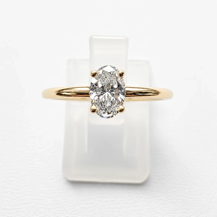 Złoty pierścionek 585 Diament owal 0,42 ct – Detal oprawy – ABGOLD Baczyński
