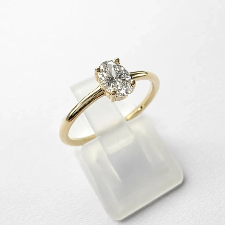 Złoty pierścionek 585 Diament owal 0,42 ct – Ujęcie z boku – ABGOLD Baczyński
