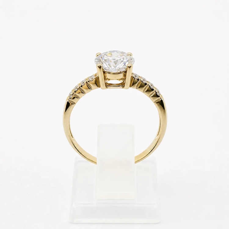 Złoty pierścionek zaręczynowy z moissanit 1,0 ct VVS1 D – Front – ujęcie centralne – ABGOLD Baczyński