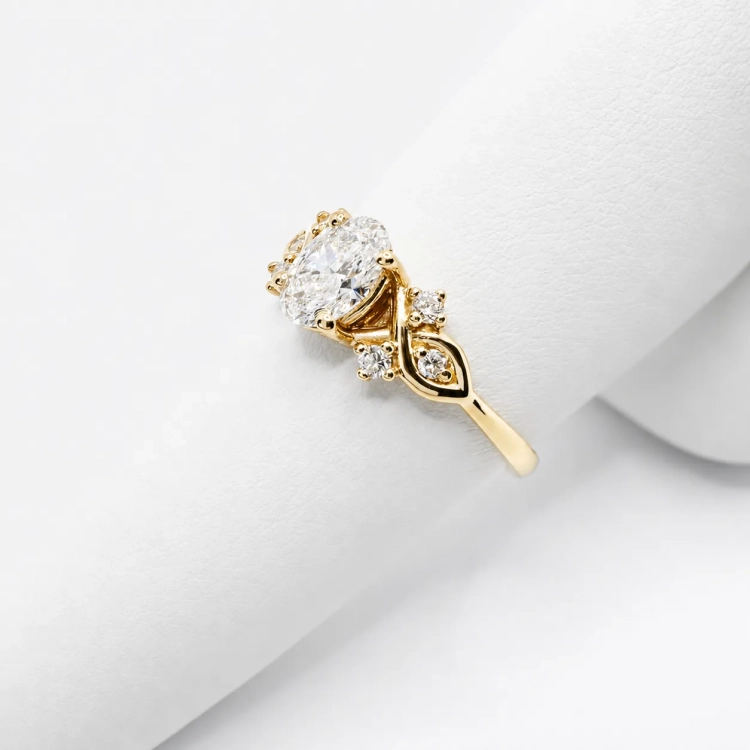 Złoty pierścionek 585 z moissanitem 1,0ct VVS D – widok boczny – ABGOLD Baczyński