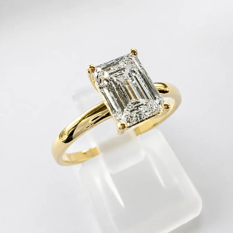 Pierścionek z diamentem 1,0 ct emerald cut – detal oprawy bocznej – ABGOLD Baczyński