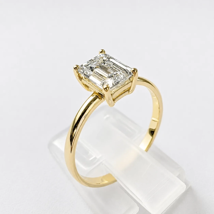 Pierścionek z diamentem 1,0 ct emerald cut – profil boczny – ABGOLD Baczyński