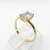 Pierścionek z diamentem 1,0 ct emerald cut – ujęcie na ekspozytorze – ABGOLD Baczyński