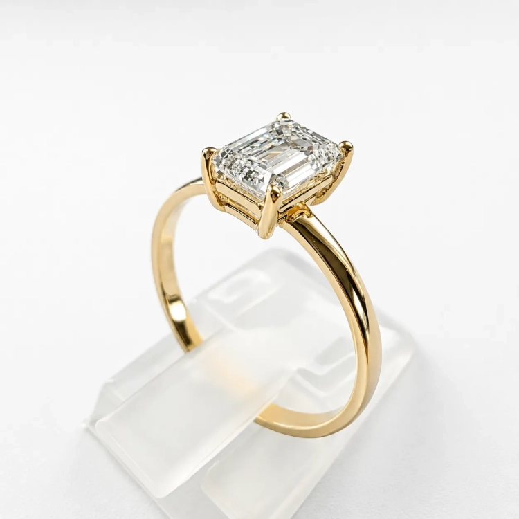 Pierścionek z diamentem 1,0 ct emerald cut – ujęcie na ekspozytorze – ABGOLD Baczyński
