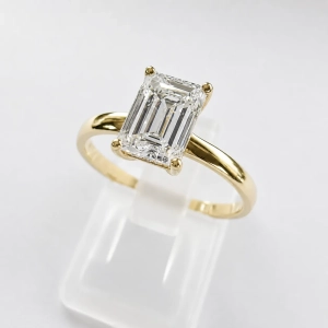 Pierścionek z diamentem 1,0 ct emerald cut – ujęcie pod kątem – ABGOLD Baczyński
