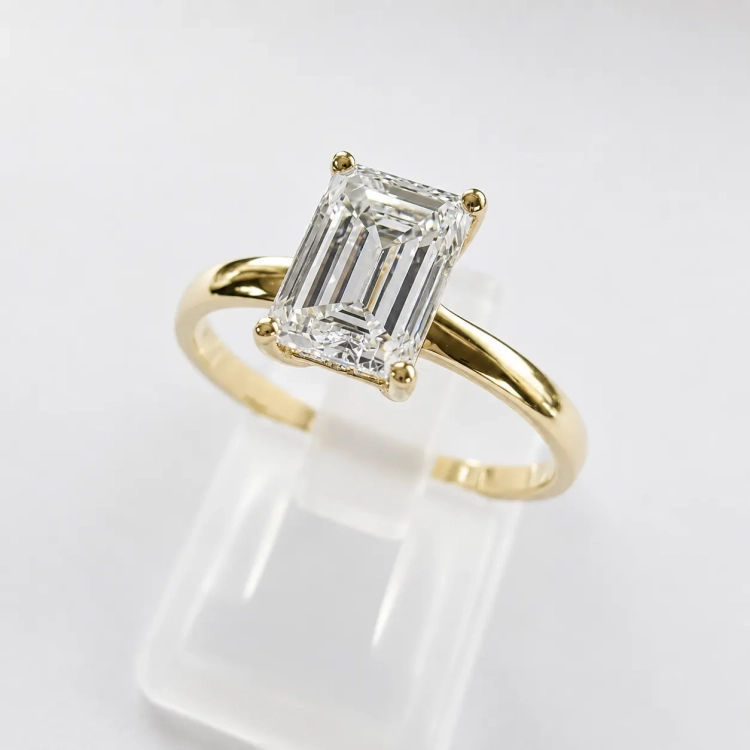 Pierścionek z diamentem 1,0 ct emerald cut – ujęcie pod kątem – ABGOLD Baczyński