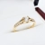 Pierścionek zaręczynowy złoto 585 z diamentami – ujęcie boczne – ABGOLD Baczyński