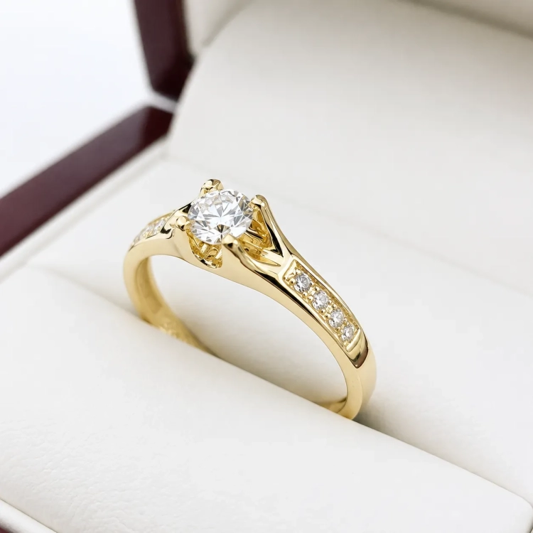 Pierścionek zaręczynowy złoto 585 z diamentami – widok z góry – ABGOLD Baczyński