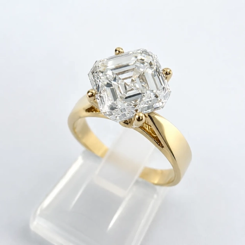 Złoty pierścionek próba 585 z diamentem lab grown 2,0 ct szlif Asscher – ujęcie pod kątem – ABGOLD Baczyński