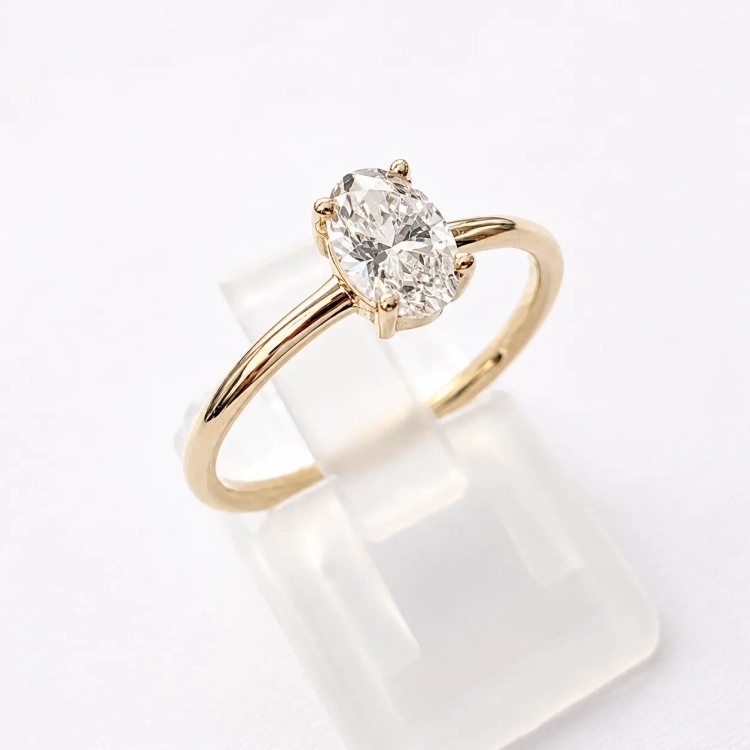Złoty pierścionek 585 z diamentem owal 0,36 ct – ujęcie pod kątem – ABGOLD Baczyński
