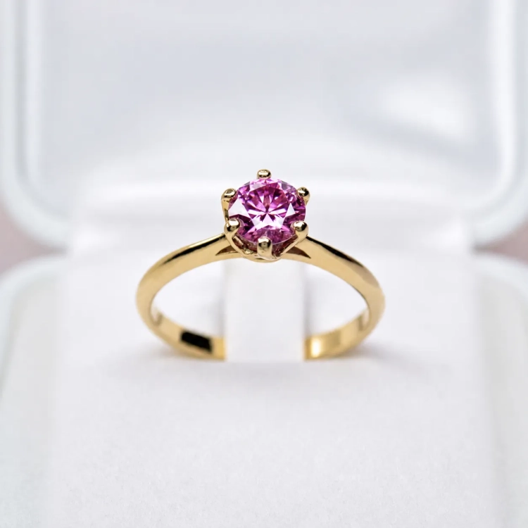 Pierścionek zaręczynowy z żółtego złota próba 585 z różowym moissanitem 0,80 ct – widok z przodu – ABGOLD Baczyński