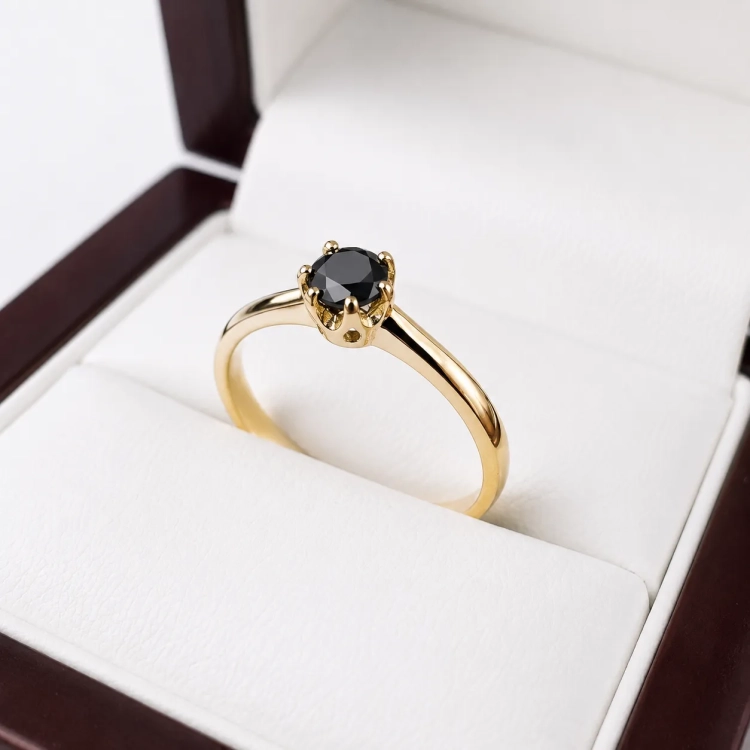 Pierścionek zaręczynowy z czarnym diamentem – widok z góry – ABGOLD Baczyński