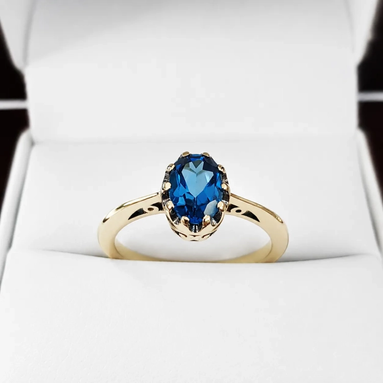 Pierścionek vintage z topazem London blue – ujęcie boczne – ABGOLD Baczyński