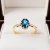 Pierścionek vintage z topazem London blue – ujęcie pod kątem – ABGOLD Baczyński
