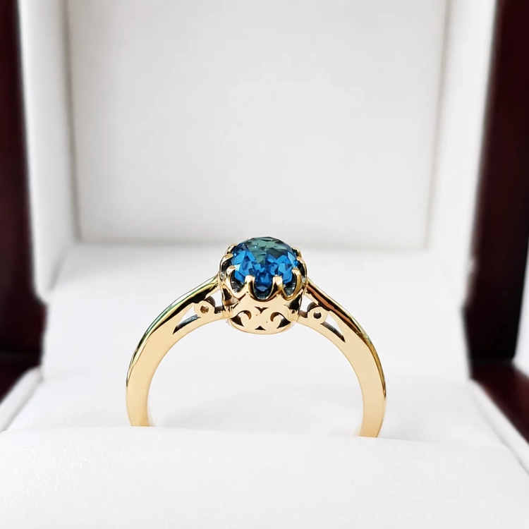 Pierścionek vintage z topazem London blue – widok z góry – ABGOLD Baczyński