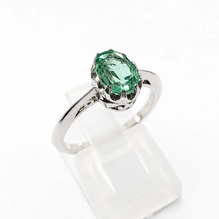 Pierścionek vintage ze szmaragdem owalnym 1,00 ct – ujęcie boczne – ABGOLD Baczyński