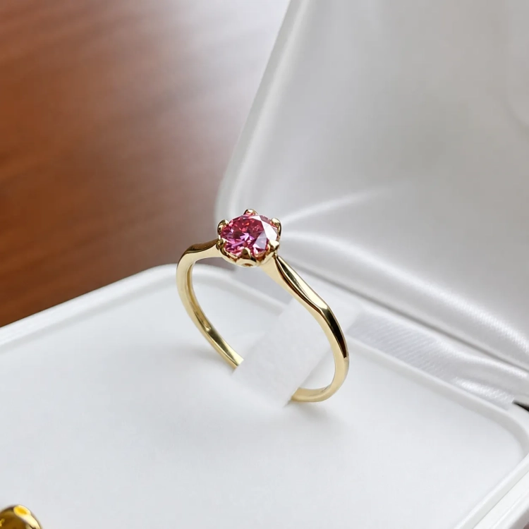 Pierścionek zaręczynowy z białego złota próba 585 z różowym moissanitem 0,50 ct – ujęcie boczne – ABGOLD Baczyński