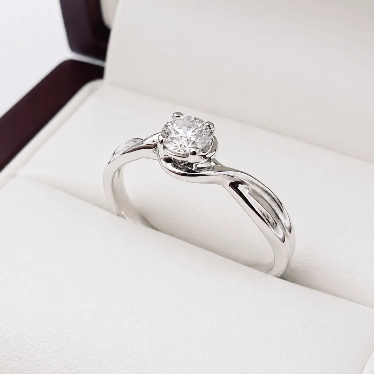 Pierścionek zaręczynowy złoto 585 z diamentem – widok pod kątem – ABGOLD Baczyński