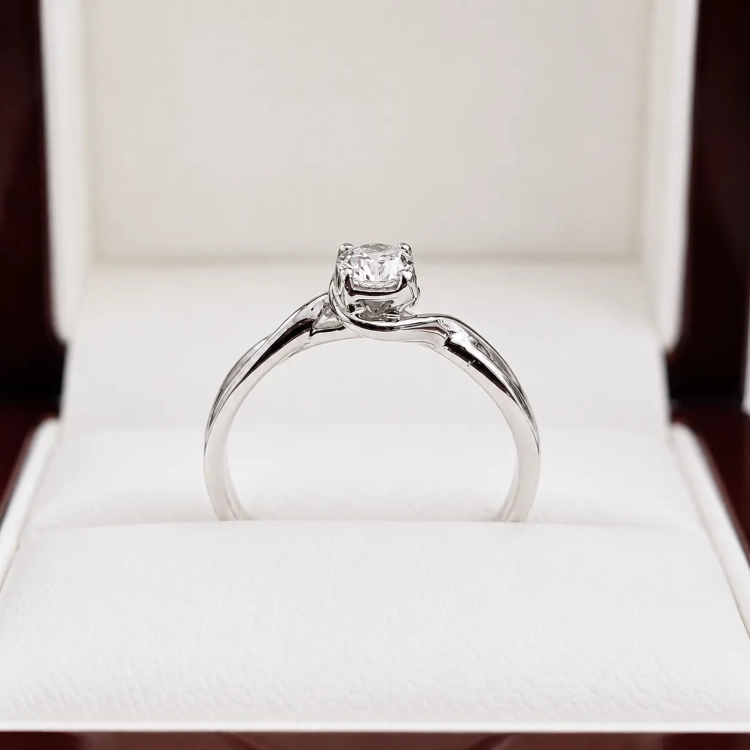 Pierścionek zaręczynowy złoto 585 z diamentem – widok z góry – ABGOLD Baczyński