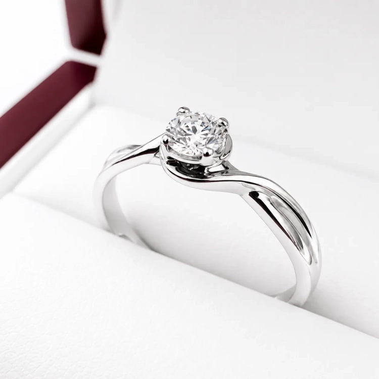 Pierścionek zaręczynowy z białego złota próba 585 z moissanitem 0,25 ct – ujęcie pod kątem – ABGOLD Baczyński