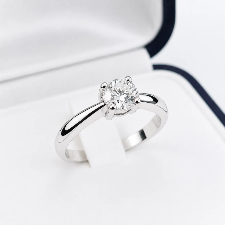 Pierścionek zaręczynowy z diamentem, białe złoto 585 – ujęcie na jasnym tle – ABGOLD Baczyński