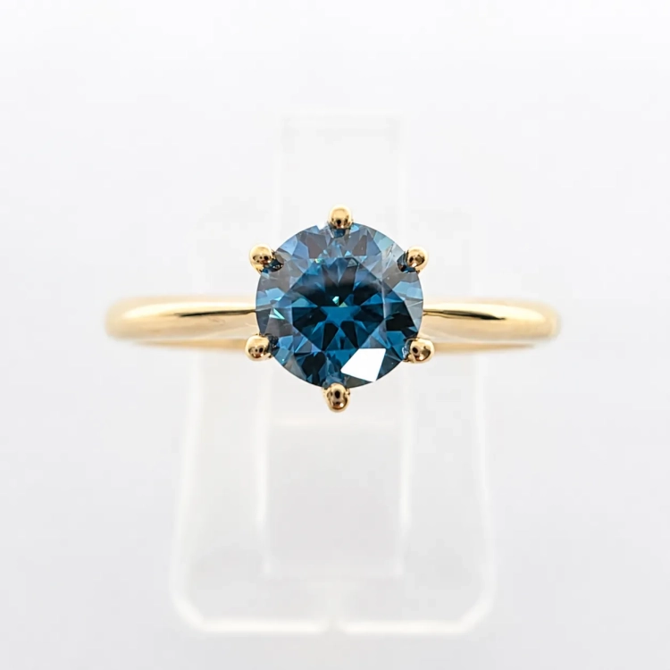 Pierścionek zaręczynowy z żółtego złota próba 585 z niebieskim moissanitem 0,50 ct – widok z przodu – ABGOLD Baczyński