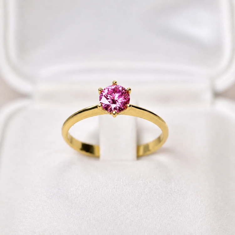 Pierścionek zaręczynowy z żółtego złota próba 585 z różowym moissanitem 0,50 ct – widok z przodu – ABGOLD Baczyński