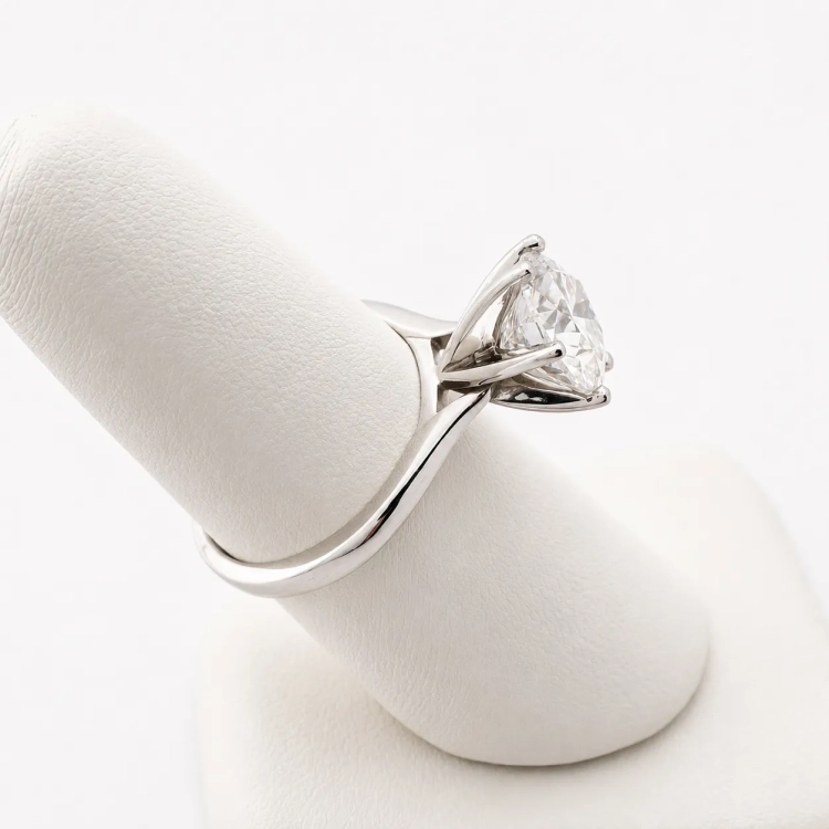 Pierścionek białe złoto 585 z brylantem Lab 3,00 ct – widok pod kątem na ekspozytorze – ABGOLD Baczyński
