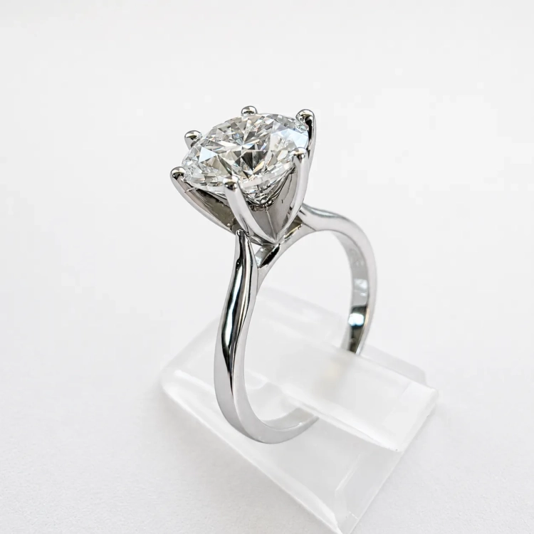 Pierścionek z żółtego złota próba 585 z moissanitem 3,0 ct VVS D – ujęcie boczne – ABGOLD Baczyński
