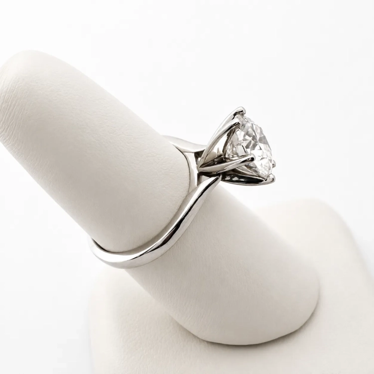 Pierścionek z żółtego złota próba 585 z moissanitem 3,0 ct VVS D – profil na ekspozytorze jubilerskim – ABGOLD Baczyński