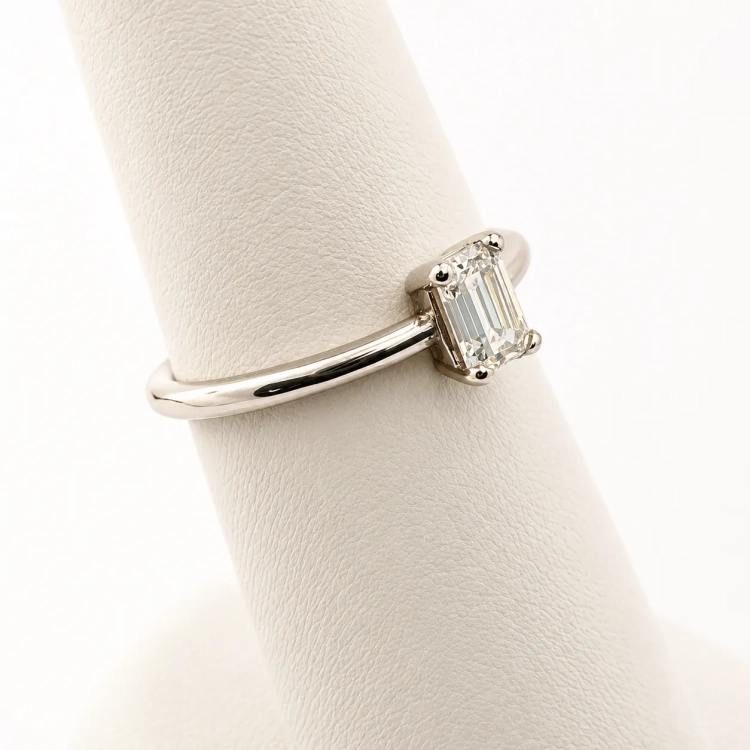 Pierścionek z białego złota próba 585 z moissanitem Emerald 0,80 ct – widok z boku – ABGOLD Baczyński