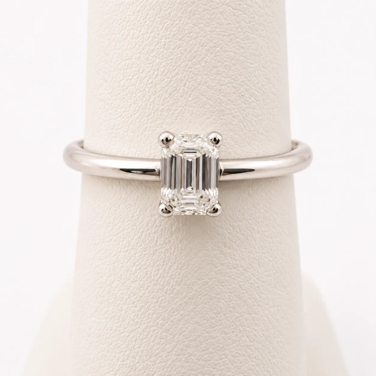Pierścionek z białego złota próba 585 z moissanitem Emerald 0,80 ct – widok z tyłu – ABGOLD Baczyński