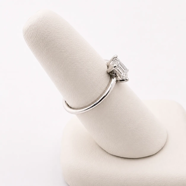 Pierścionek z białego złota próba 585 z moissanitem Emerald 0,80 ct – profil pierścionka – ABGOLD Baczyński