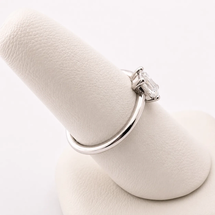 Pierścionek z białego złota próba 585 z moissanitem Emerald 0,80 ct – ujęcie pod kątem – ABGOLD Baczyński