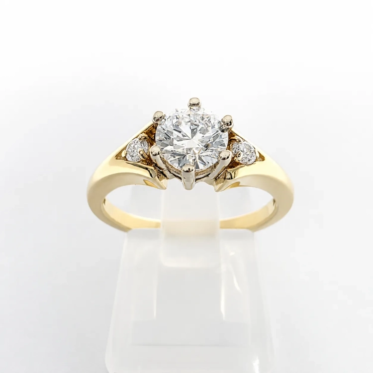 Złoty pierścionek z diamentami ok. 0,60 ct – złoto 585 – widok z przodu – ABGOLD Baczyński