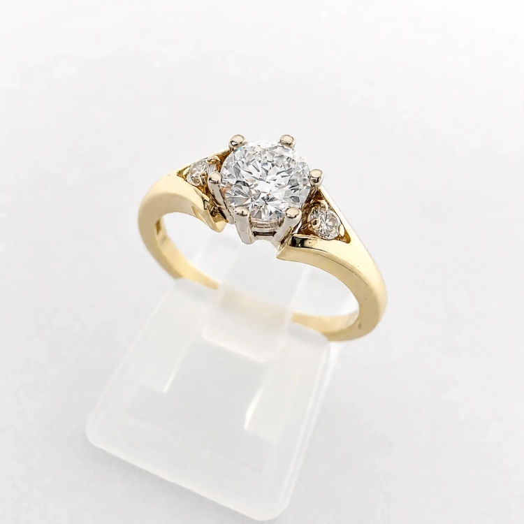 Złoty pierścionek z diamentami ok. 0,60 ct – złoto 585 – ujęcie pod kątem – ABGOLD Baczyński