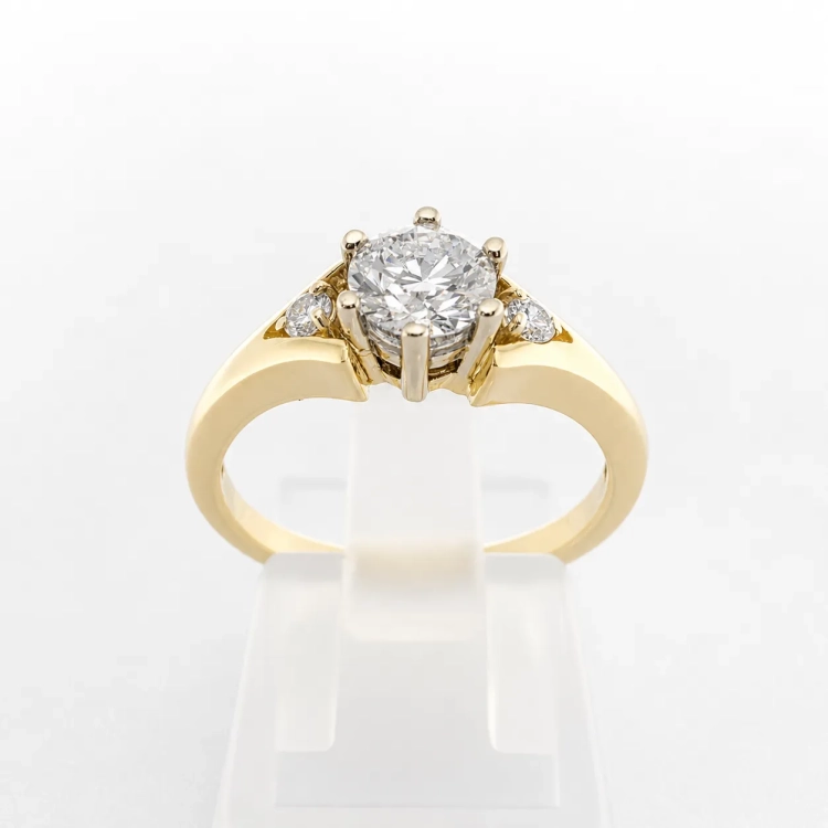 Złoty pierścionek z diamentami ok. 0,60 ct – złoto 585 – detal oprawy – ABGOLD Baczyński