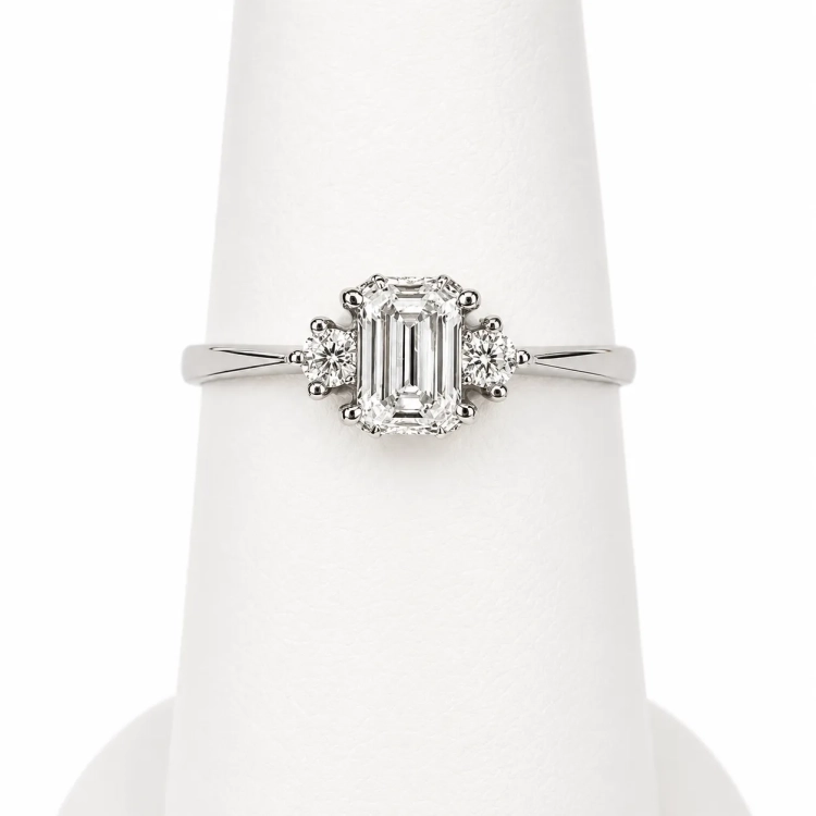 Pierścionek z żółtego złota próba 585 z moissanitem Emerald 0,86 ct VVS D – widok frontalny na ekspozytorze jubilerskim – ABGOLD Baczyński