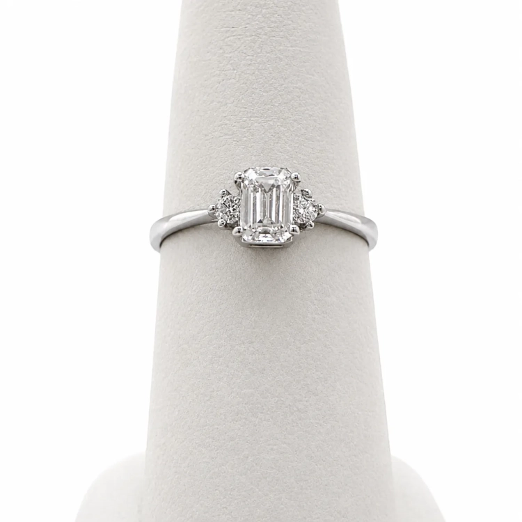 Pierścionek z żółtego złota próba 585 z moissanitem Emerald 0,86 ct VVS D – front na ekspozytorze – ABGOLD Baczyński