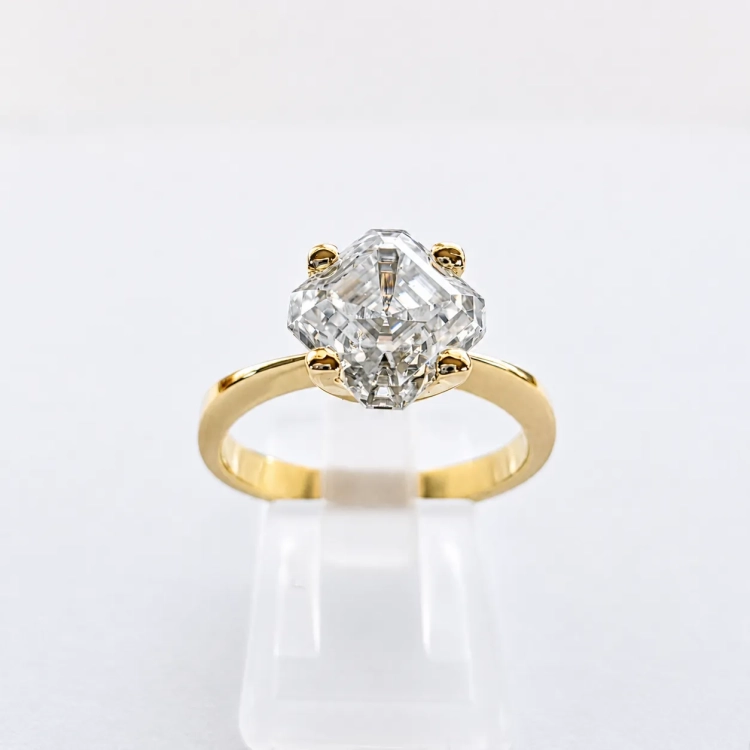 Pierścionek zaręczynowy z żółtego złota próba 585 z moissanitem Asscher 2,0 ct – widok z przodu – ABGOLD Baczyński