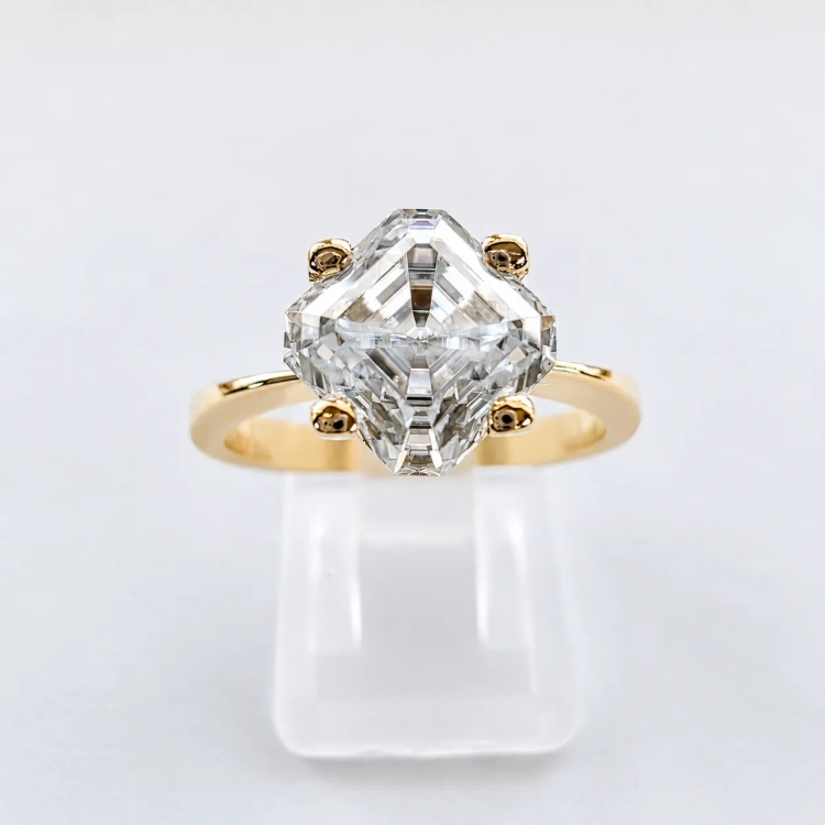 Pierścionek zaręczynowy z żółtego złota próba 585 z moissanitem Asscher 2,0 ct – widok z góry – ABGOLD Baczyński