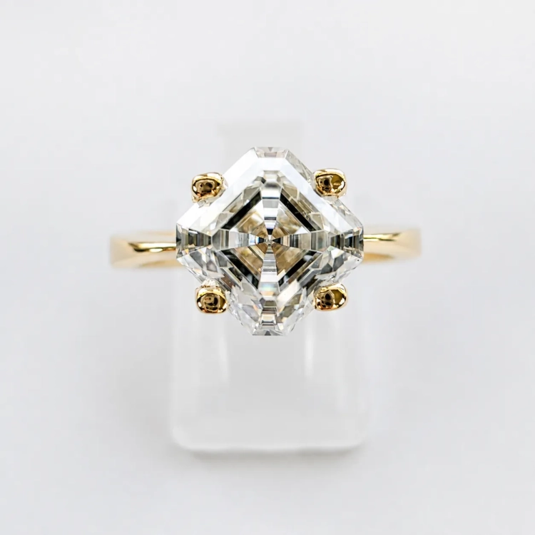 Pierścionek zaręczynowy z żółtego złota próba 585 z moissanitem Asscher 2,0 ct – widok z góry – ABGOLD Baczyński