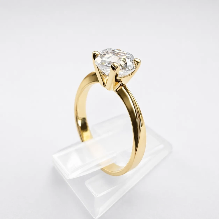 Pierścionek zaręczynowy z żółtego złota próba 585 z moissanitem Asscher 2,0 ct – ujęcie boczne – ABGOLD Baczyński