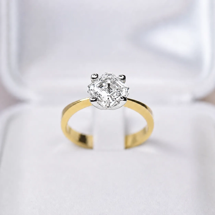 Pierścionek zaręczynowy z żółtego złota próba 585 z moissanitem Asscher 2,0 ct – widok z góry – ABGOLD Baczyński