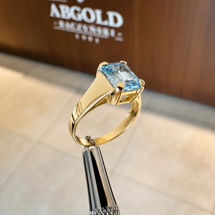 Złoty pierścionek próba 585 z topazem – na ryglu jubilerskim – ABGOLD Baczyński