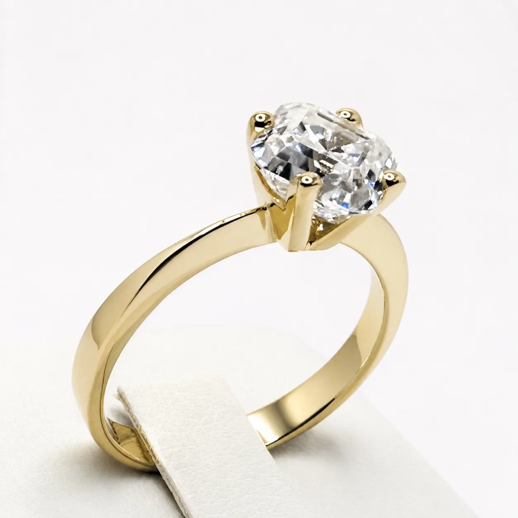 Pierścionek zaręczynowy z żółtego złota próba 585 z moissanitem Asscher 2,0 ct – ujęcie boczne – ABGOLD Baczyński