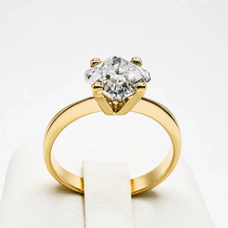 Pierścionek zaręczynowy z żółtego złota próba 585 z moissanitem Asscher 2,0 ct – widok z boku – ABGOLD Baczyński