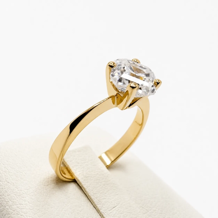 Pierścionek zaręczynowy z żółtego złota próba 585 z moissanitem Asscher 2,0 ct – ujęcie pod kątem – ABGOLD Baczyński
