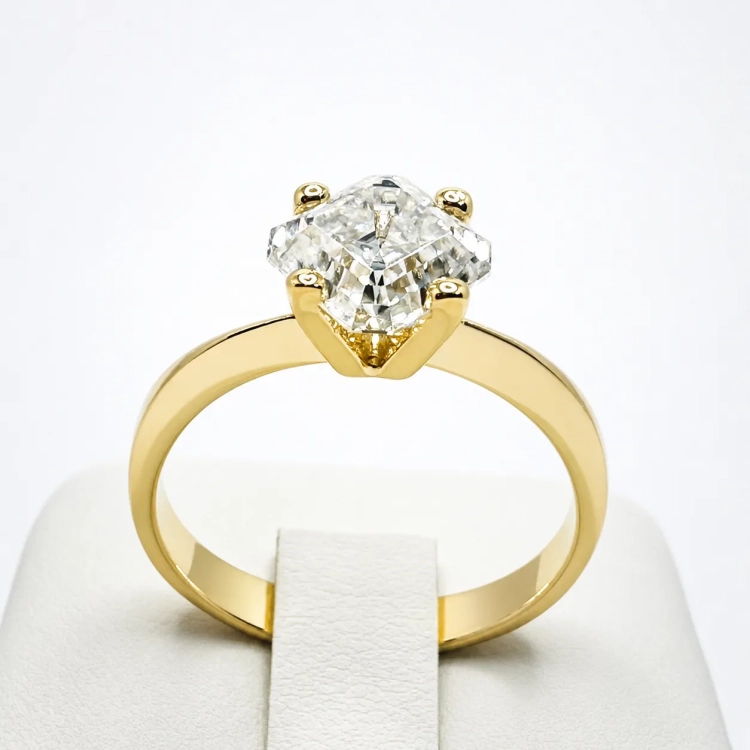 Pierścionek zaręczynowy z żółtego złota próba 585 z moissanitem Asscher 2,0 ct – ujęcie boczne – ABGOLD Baczyński